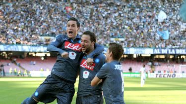 americateve | El jugador del Napoli, Gonzalo Higua&iacute;n, centro, festeja con compa&ntilde;eros tras marcar un gol contra la Roma en la Serie A el s&aacute;bado, 1 de noviembre de 2014, en N&aacute;poles. (AP Photo/Gennaro Giorgio)