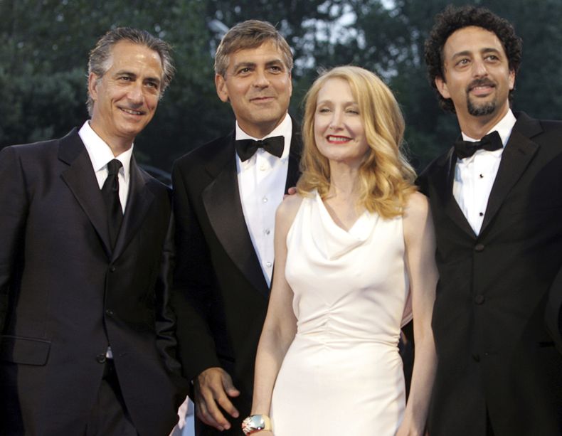 ARCHIVO - El actor David Strathairn, de izquierda a derecha, el actor y director George Clooney, la actriz Patricia Clarkson y el productor Grant Heslov aparecen en la proyección de su película Good night, and Good Luck en la 62ª edición del Festival de Cine de Venecia en Venecia, en Italia, el 1 de septiembre de 2005. (Foto AP/Domenico Stinellis, archivo)
