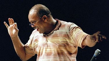 ARCHIVO - El músico estadounidense Quincy Jones dirige la Orquesta Nacional de Francia el martes 4 de julio de 2000, en París, durante los ensayos previos al concierto único de la noche. Quincy Jones murió a los 91 años. (Foto AP/Laurent Emmanuel, archivo)