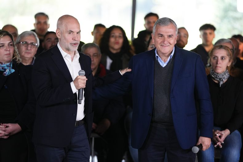 El precandidato presidencial Horacio Rodríguez Larreta, a la izquierda, y Gerardo Morales, gobernador de la provincia de Jujuy, anuncian que Morales será su compañero de fórmula en una conferencia de prensa en Buenos Aires, Argentina, el 23 de junio de 2023. (AP Foto/Natacha Pisarenko)
