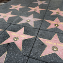 Aparecen decenas de estrellas de Trump en Paseo de Fama de Hollywood