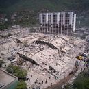 Residentes y rescatistas buscan entre los escombros dos días después de un sismo que remeció La Guaira, Venezuela, el 26 de junio de 2026. (AP Foto/Juan Pablo Arraez)
