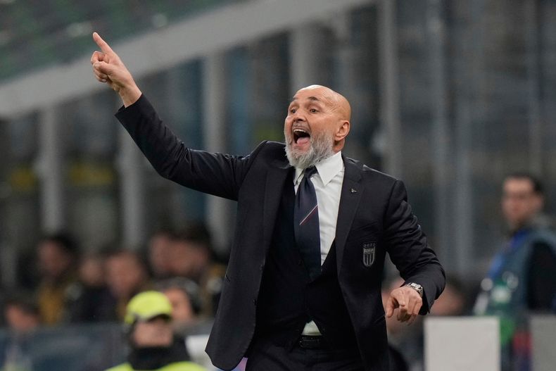 ARCHIVO - El ex técnico de Italia, Luciano Spalletti, gesticula durante el partido contra Alemania en la Liga de Naciones, el 20 de marzo de 2025. (AP Foto/Luca Bruno)