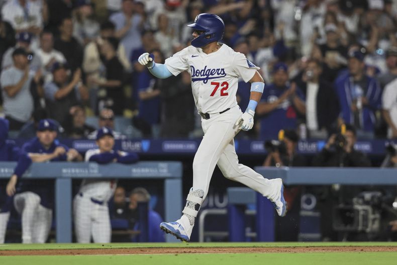 El venezolano Miguel Rojas, de los Dodgers de Los Ángeles, festeja su jonrón en el juego ante los Nacionales de Washington, el viernes 20 de junio de 2025 (AP Foto/Jessie Alcheh)