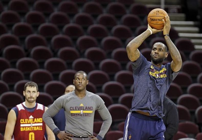Poco después de darse una ducha, dejando atrás una actuación para el olvido, LeBron James sonrió y soltó una carcajada mientras se vestía para abordar un vuelo hacia Chicago.