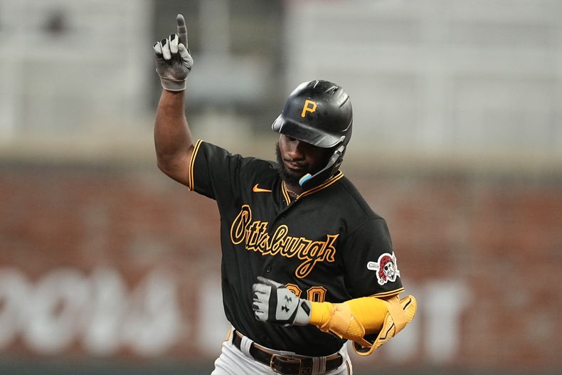 El dominicano Liover Peguero, de los Piratas de Pittsburgh, recorre las bases luego de batear un jonrón ante los Bravos de Atlanta, el sábado 9 de septiembre de 2023 (AP Foto/Brynn Anderson)