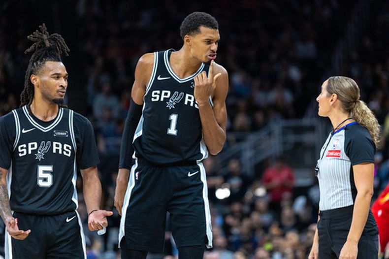 Victor Wembanyama (1), de los Spurs de San Antonio, hace un reclamo a la árbitra Ashley Moyer-Gelich durante el partido del viernes 23 de octubre de 2026 ante los Rockets de Houston (AP Foto/Stephen Spillman)