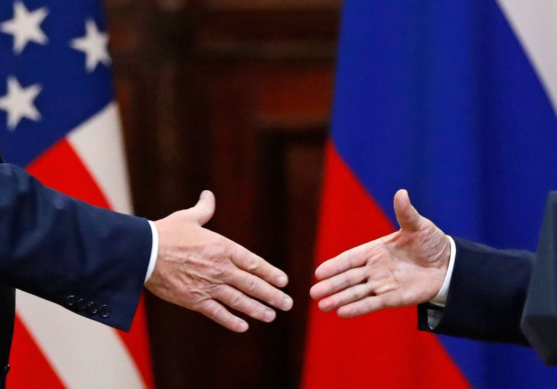 ARCHIVO - El presidente estadounidense Donald Trump estrecha la mano del mandatario ruso Vladímir Putin al concluir una conferencia de prensa tras su reunión en el Palacio Presidencial, el 16 de julio de 2018, en Helsinki, Finlandia. (AP Foto/Alexander Zemlianichenko, archivo)