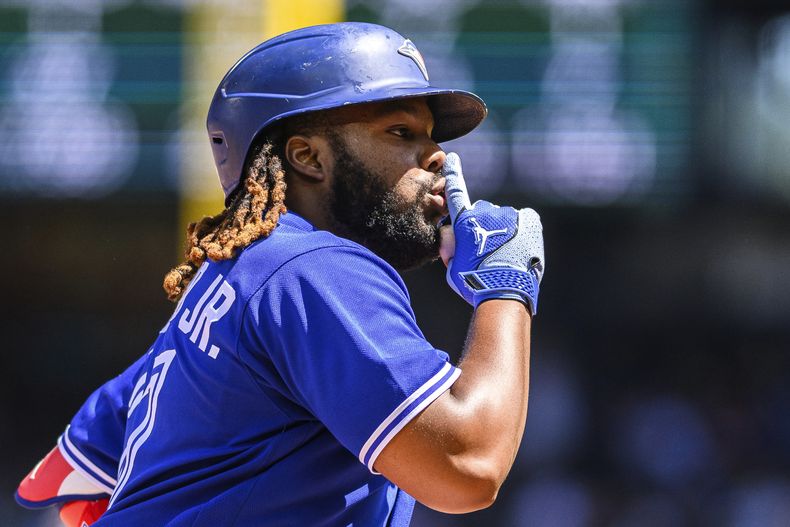 Vladimir Guerrero Jr., de los Azulejos de Toronto, silencia a los fanáticos rivales mientras recorre las bases después de batear un cuadrangular de dos carreras durante la cuarta entrada del juego de béisbol en contra de los Marineros de Seattle, el domingo 23 de julio de 2023, en Seattle. (AP Foto/Caean Couto)