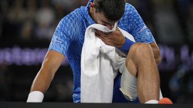djokovic sufre con su pierna izquierda en australia