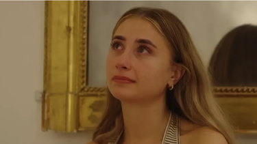 VIDEO: Modelo de OnlyFans confiesa entre lágrimas cómo la afectó una maratónica jornada de sexo con 101 hombres