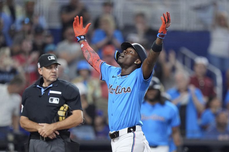 Jazz Chisholm Jr., de los Marlins de Miami, celebra mientras cruza el plato después de batear cuadrangular con el que también anotaron Xavier Edwards y Vidal Bruján, durante la cuarta entrada del juego de béisbol en contra de los Mets de Nueva York, el domingo 21 de julio de 2024, en Miami. (AP Foto/Wilfredo Lee)