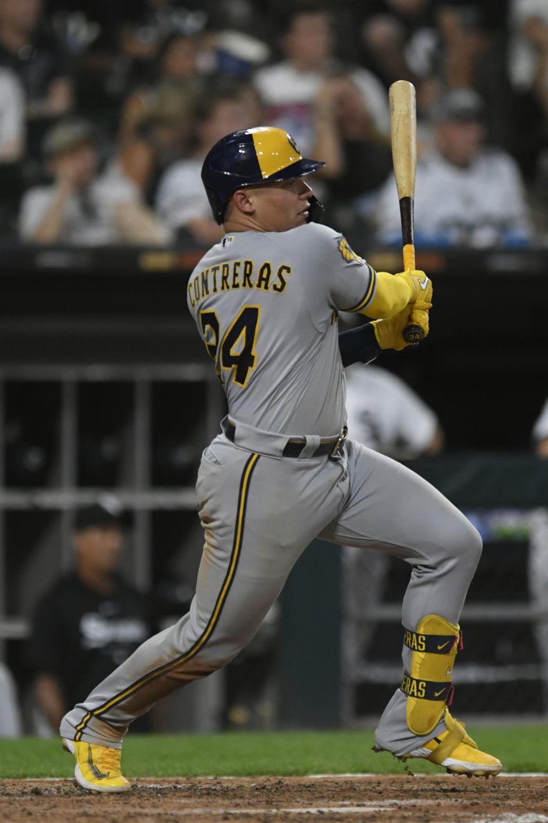 El venezolano William Contreras, de los Cerveceros de Milwaukee, batea un sencillo productor en el juego del sábado 12 de agosto de 2023 ante los Medias Blancas de Chicago (AP Foto/Paul Beaty)