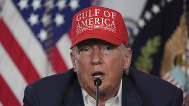 El presidente de Estados Unidos, Donald Trump, interviene en una mesa redonda en el Alcatraz de los caimanes, un nuevo centro de detención para migrantes en las instalaciones de formación y transición de Dade-Collier, el 1 de julio de 2025, en Ochopee, Florida. (AP Foto/Evan Vucci)
