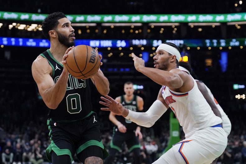 Jayson Tatum (0), de los Celtics de Boston, se prepara para tomar un disparo en contra de os Knicks de Nueva York, con la marca defensiva de Josh Hart, de los Knicks de Nueva York, durante la segunda mitad del juego de baloncesto de la NBA, el lunes 13 de noviembre de 2023, en Boston. (AP Foto/Charles Krupa)