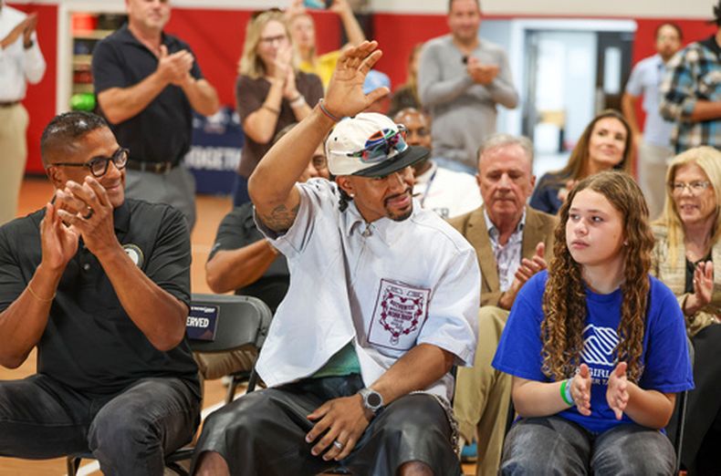 Francisco Lindor, torpedero de los Mets de Nueva York y ganador del Premio Roberto Clement, saluda al ser presentado durante un evento de Boys & Girls Clubs de Tampa Bay, el lunes 26 de octubre de 2026, en Pinellas Park, Florida. (AP Foto/Chris Urso)