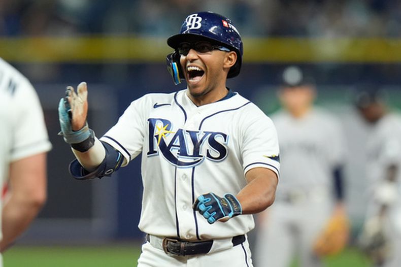 Richie Palacios, de los Rays de Tampa Bay, celebra después de batear un sencillo productor de dos carreras durante la quinta entrada del Juego 2 de la Serie Divisional de la Liga Americana contra los Yankees de Nueva York, el lunes 5 de octubre de 2026, en San Petersburgo, Florida. (AP Foto/Chris OMeara)