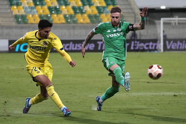 Pierre Cornud del Maccabi Haifa Ilias Akomach del Villarreal pelean por el balón durante el encuentro del Grupo F de la Europa League en Larnaca, Chipre el jueves 9 de noviembre del 2023. (AP Foto/Petros Karadjias)