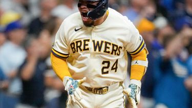 William Contreras, de los Cerveceros de Milwaukee, celebra una carrera producida durante la sexta entrada del Juego 2 de la Serie de Campeonato de la Liga Nacional ante los Dodgers de Los Ángeles, el lunes 12 de octubre de 2026, en Milwaukee. (AP Foto/Ashley Landis)
