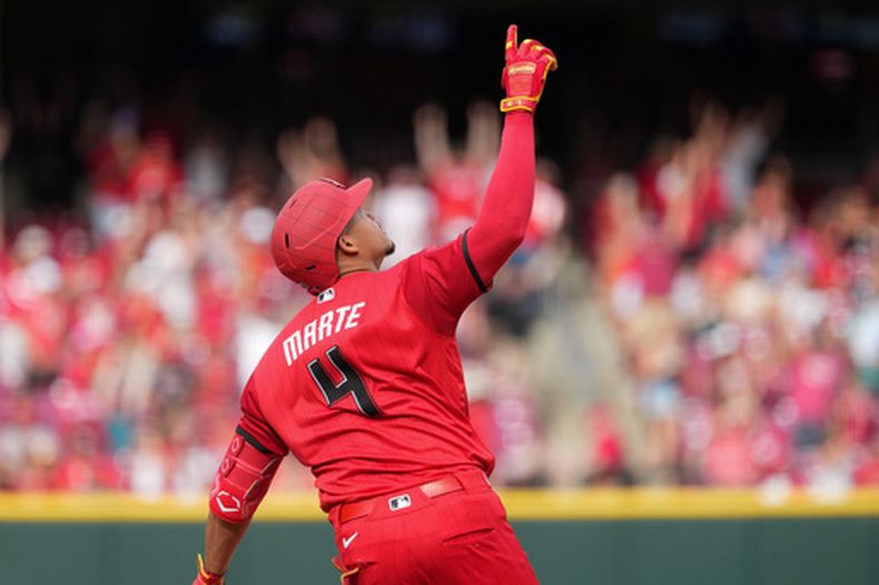 Noelvi Marte, de los Rojos de Cincinnati, celebra mientras recorre las bases después de batear un cuadrangular solitario durante la octava entrada del juego de béisbol de Grandes Ligas, el sábado 13 de junio de 2026, en Cincinnati. (AP Foto/Kareem Elgazzar)