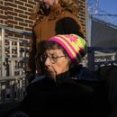 JoAnn Persch, de 90 años, una monja con las Sisters of Mercy, reza con otros en una vigilia frente a una instalación del Servicio de Inmigración y Aduanas de Estados Unidos en Broadview, Illinois, el 21 de febrero del 2025. (AP foto/Erin Hooley)