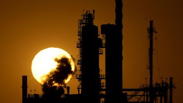 La silueta de la refinería de petróleo CHS se observa contra el sol poniente, el sábado 28 de septiembre de 2024, en McPherson, Kansas. (Foto AP/Charlie Riedel)