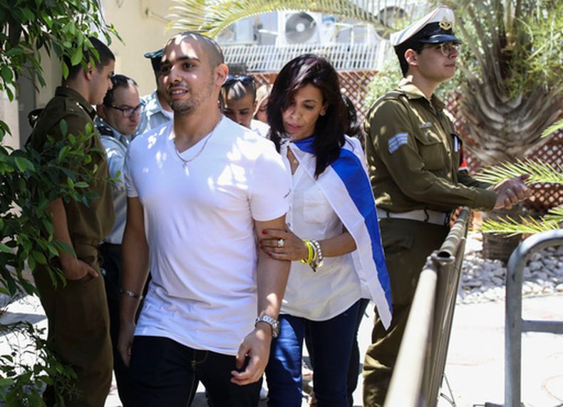 ARCHIVO - Elor Azaria, acompañado de su madre, llega al tribunal militar israelí el 30 de julio de 2017, en Tel Aviv, Israel. (AP Foto/Dan Balilty, Pool, Archivo)