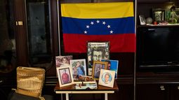 Fotografías del difunto David José Vallenilla Luis en la casa de su padre, David José Vallenilla, en Madrid, el martes 13 de enero de 2026. (AP Foto/Bernat Armangue)
