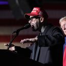 Nicky Jam habla mientras el expresidente y candidato presidencial republicano Donald Trump escucha durante un evento de campaña en el World Market Center, el 13 de septiembre de 2024, en Las Vegas. (Foto AP/Alex Brandon, archivo)