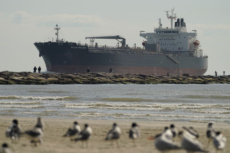 ARCHIVO - Un buque cisterna atraviesa un canal el 2 de marzo de 2022, en Port Aransas, Texas. (AP Foto/Eric Gay, Archivo)