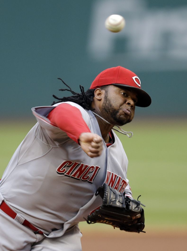 Johnny Cueto de los Rojos de Cincinnati lanza frente a los Indios de Cleveland el martes 5 de agosto de 2014. (AP Photo/Mark Duncan)