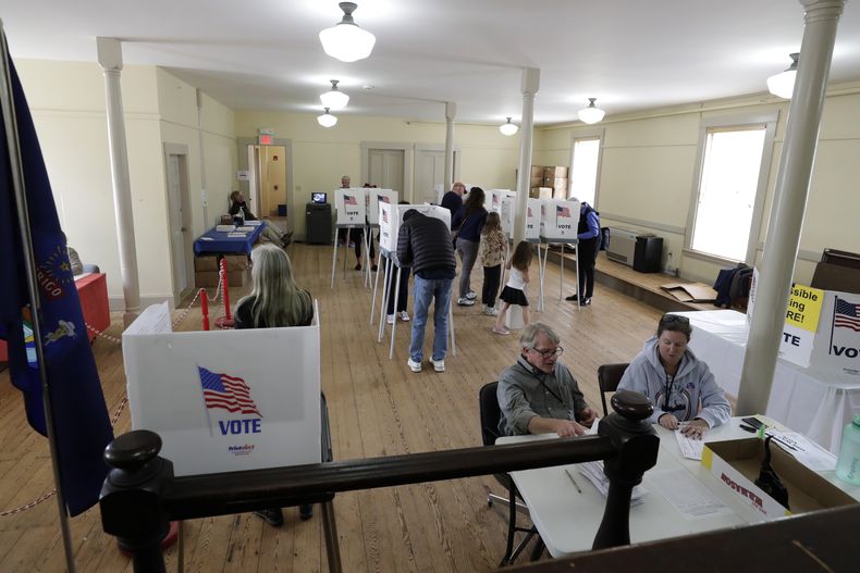 Votantes en la jornada electoral del martes 5 de noviembre de 2024 en Pownal, Maine. (AP Foto/Joel Page)
