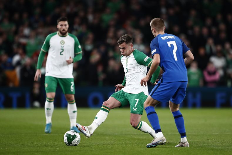 El irlandés Sammie Szmodics contra el balón frente al finlandés Oliver Antman en el encuentro de la Liga de Naciones el jueves 14 de noviembre del 2024. (AP Foto/Peter Morrison)
