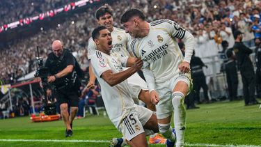 Federico Valverde felicitado por su compañero del Real Madrid Jude Bellingham tras abrir el marcador ante el Atlético de Madrid en la semifinal de la Supercopa de España el jueves 8 de enero del 2026. (AP Foto/Altaf Qadri)