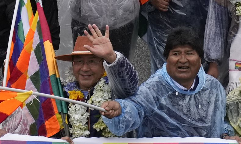 ARCHIVO - El presidente boliviano, Luis Arce, a la izquierda, y el exmandatario Evo Morales participan en una marcha en El Alto, Bolivia, el 29 de noviembre de 2021. El Tribunal Supremo Electoral anuló el jueves 23 de mayo de 2024 una convención del partidos oficialista de Bolivia, el Movimiento al Socialismo, en medio de las disputas internas entre los leales a Morales, exlíder del MAS, y Arce, su heredero político. (AP Foto/Juan Karita, Archivo)