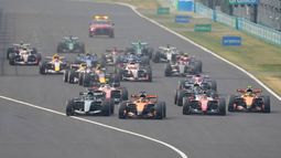Oscar Piastri (segundo a la izquierda) del equipo McLaren lidera al comienzo del Gran Premio de Japón, el domingo 29 de marzo de 2026. (AP Foto/Eugene Hoshiko)