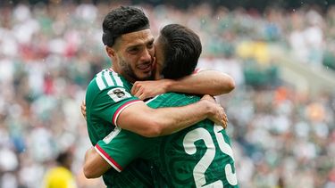 El mexicano Raúl Jiménez abraza a su compañero Roberto Alvarado, a la derecha, tras marcar el segundo gol de su selección durante el partido de fútbol del Grupo A del Mundial entre México y Sudáfrica en la Ciudad de México, el jueves 11 de junio de 2026. (Foto AP/Natacha Pisarenko)