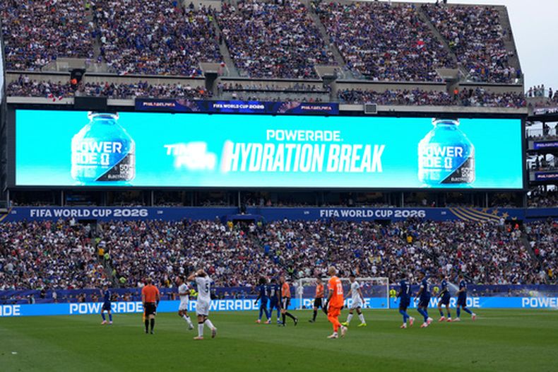 Jugadores toman una pausa de hidratación en el encuentro entre Francia e Irak en el Grupo I de la Copa Mundial el lunes 22 de junio del 2026. (AP Foto/Matt Slocum)