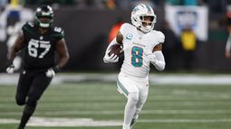 Jevon Holland, safety de los Dolphins de Miami, corre tras interceptar un envío en el partido del viernes 24 de noviembre de 2023, ante los Jets de Nueva York (AP Foto/Noah K. Murray)