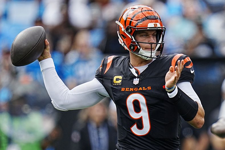 El quarterback Joe Burrow de los Bengals de Cincinnati lanza un pase ante los Panthers de Carolina, el domingo 29 de septiembre de 2024, en Charlotte. (AP Foto/Rusty Jones)