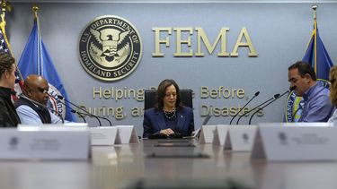 La candidata demócrata a la presidencia, la vicepresidenta Kamala Harris asiste a una reunión informativa en la sede de la Agencia Federal para el Manejo de Emergencias de Estados Unidos, el lunes 30 de septiembre de 2024, en Washington, sobre los esfuerzos de recuperación y asistencia después del paso del huracán Helene. (AP Foto/Jacquelyn Martin)