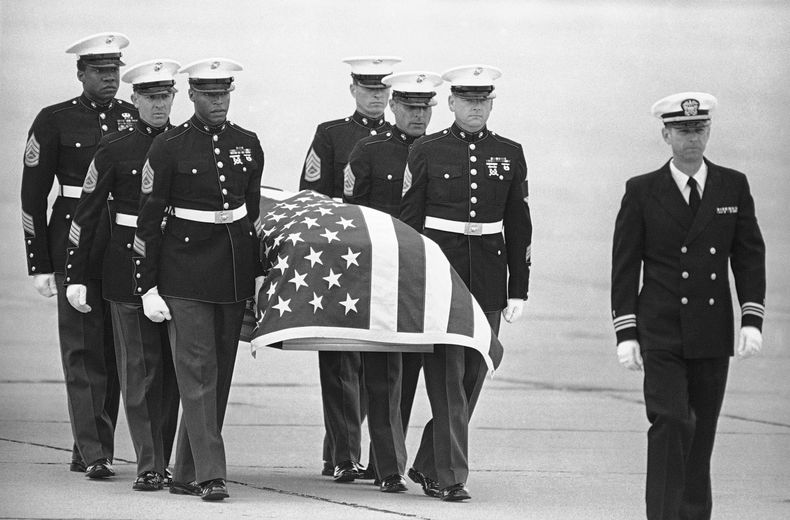 ARCHIVO - Infantes de Marina de Estados Unidos cargan el féretro de Enrique Camarena --agente de la DEA asesinado en México-- después de que llegó a la Base Aeronaval Isla Norte, el 8 de marzo de 1985, en San Diego. (AP Foto/Lenny Ignelzi, archivo)