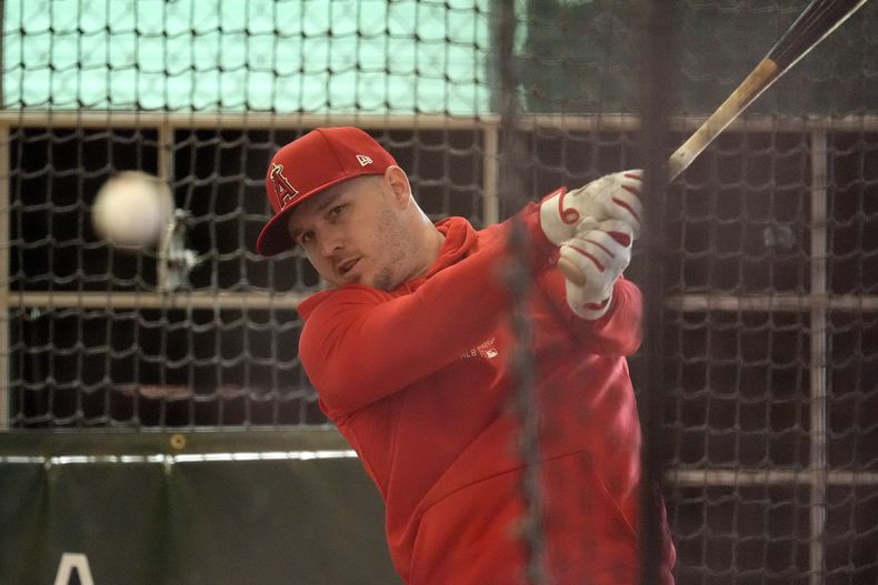 Mike Trout de los Angelinos de Los Ángeles batea en la jaula durante una práctica en los entrenamientos de primavera con su equipo en Tempe, Arizona el 19 de febrero del 2024. (AP Foto/Matt York)