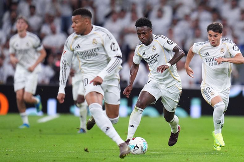Kylian Mbappé (izquierda), Vinicius Junior (centro) y Brahim Díaz (derecha) del Real Madrid durante el partido contra Alavés en la Liga de España, el martes 21 de abril de 2026, en Madrid. (AP Foto/Manu Fernández)