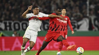 Tiago Tomas, izquierda, de Stuttgart, y Evan Ndicka, de Frankfurt, disputan un balón en la semifinal de la Copa de Alemania entre VfB Stuttgart y Eintracht Frankfurt en la arena Mercedes-Benz, en Stuttgart, Alemania, el miércoles 3 de mayo de 2023. (Tom Weller/dpa vía AP)