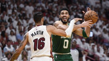 Caleb Martin (16), del Heat de Miami, trata de quitarle el balón a Jayson Tatum (0), de los Celtics de Boston, durante la segunda mitad del Juego 6 de las finales de la Conferencia Este, del baloncesto de la NBA, el sábado 27 de mayo de 2023, en Miami. (AP Foto/Michael Laughlin)