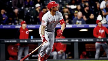Nick Senzel, de los Rojos de Cincinnati, conecta un jonrón de dos carreras en la séptima entrada del partido ante los Rockies de Colorado, el martes 16 de mayo de 2023, en Denver. (AP Foto/Geneva Heffernan)