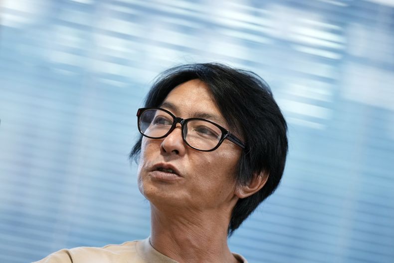Junya Hiramoto, director de la Asociación de Víctimas de Agresión Sexual de Johnnys, habla durante una entrevista con The Associated Press el lunes 4 de septiembre de 2023 en Tokio. Un grupo de hombres que afirman haber sido abusados sexualmente por un productor de bandas musicales de chicos japonesas expresaron el lunes su esperanza de que la compañía acepte ofrecer una compensación financiera e introducir medidas para evitar que esto vuelva a ocurrir. (Footo AP/Eugene Hoshiko)