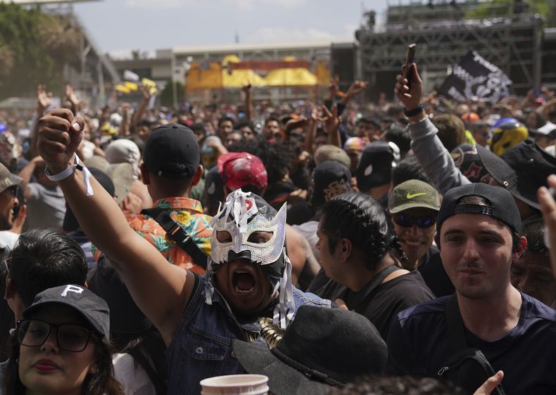 ARCHIVO - Fans de Lost Acapulco vitorean en el festival Vive Latino en la Ciudad de México el domingo 19 de marzo de 2023. (Foto AP/Fernando Llano)