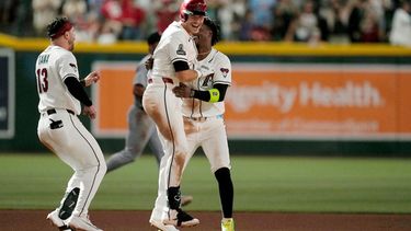 Max Kepler, centro, de los Diamondbacks de Arizona, celebra con Geraldo Perdomo, derecha, y Tim Tawa (13), su doble productor con el que su equipo dejó tendido en el terreno a los Cardenales de San Luis en la décima entrada del juego de béisbol de Grandes Ligas, el domingo 19 de julio de 2026, en Phoenix. (AP Foto/Ross D. Franklin)